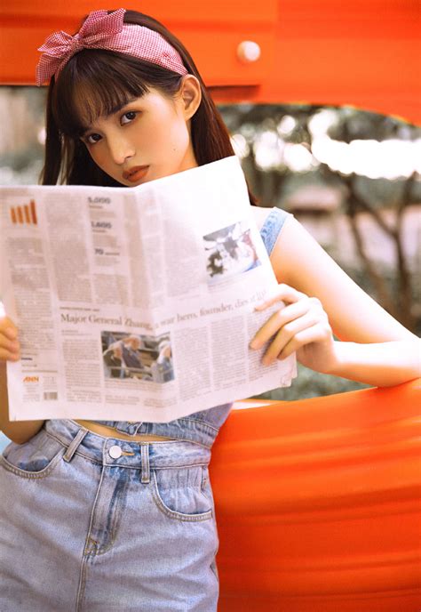卡通成人头像女短发